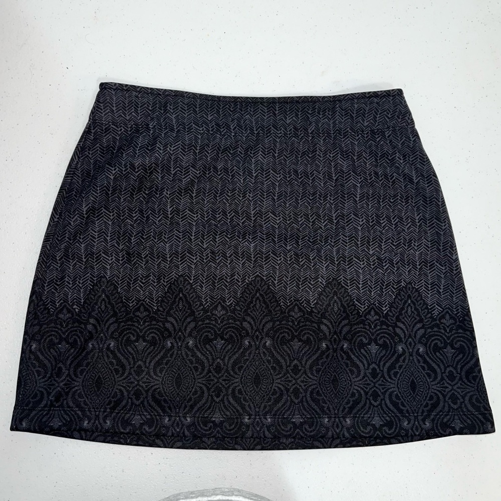 Athleta Tech Fleece Lined Skirt Women's Size Small. Excellent condition